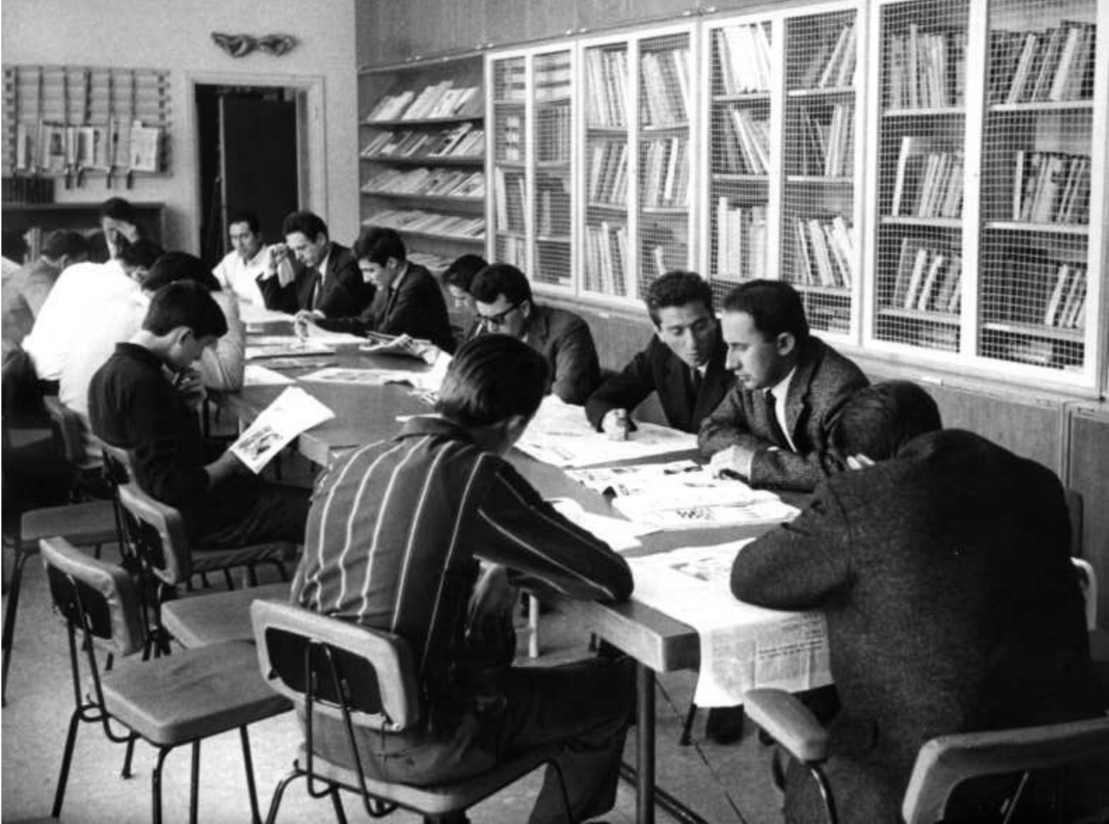 Lettura dei giornali presso la biblioteca aziendale Olivetti